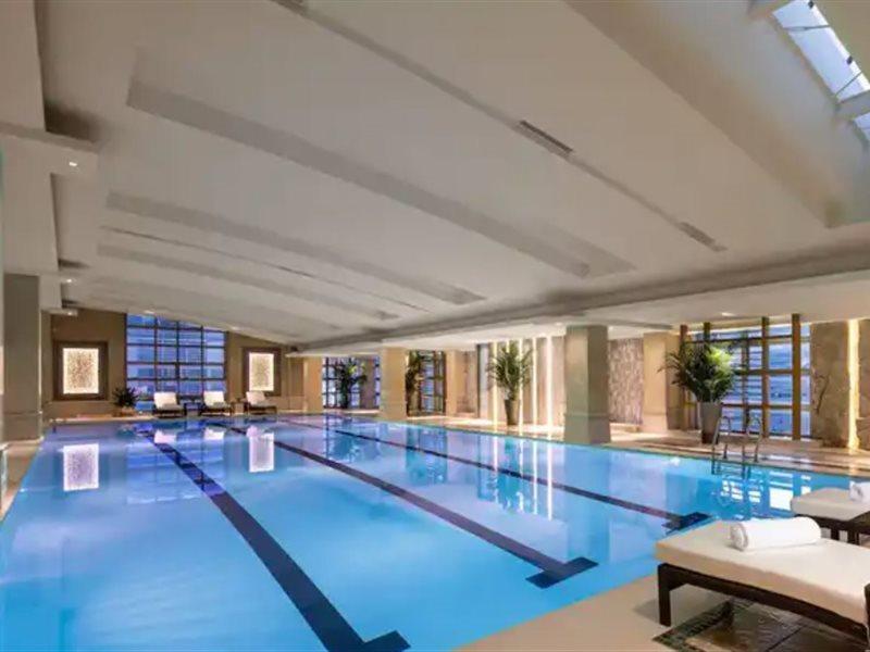 Crowne Plaza Shanghai Nanjing Road By Ihg Exteriér fotografie The pool at the Four Seasons Hotel