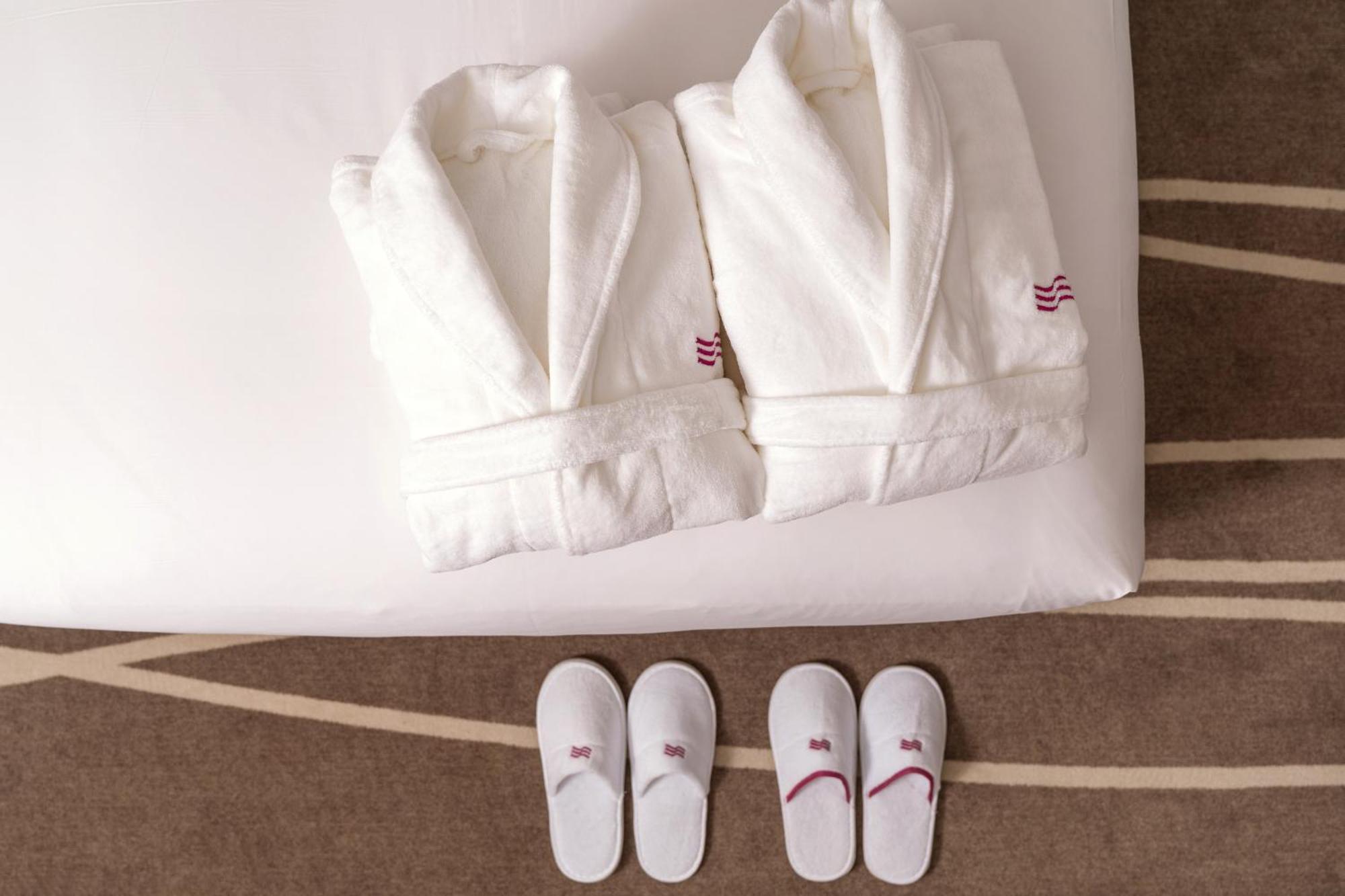 Crowne Plaza Shanghai Nanjing Road By Ihg Exteriér fotografie Bathrobe and slippers